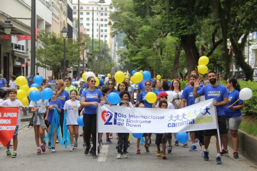 Petrópolis se une por la inclusión: ¡Caminhada Down llena de alegría!